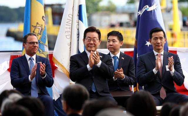 김동관(오른쪽부터) 한화그룹 부회장, 이재명 대통령, 시 샤피로 펜실베이니아 주지사가 지난달 26일(현지 시간) 미국 필라델피아의 한화 필리조선소에서 열린 '스테이트 오브 메인'호 명명식에 참석해 박수를 치고 있다. 연합뉴스