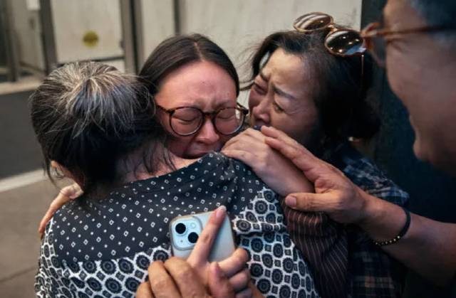 미국 이민세관단속국(ICE)에 체포됐다가 석방된 고연수(가운데) 씨가 8월 4일(현지 시간) 뉴욕 맨해튼 ICE 청사 앞에서 성공회 뉴욕교구 소속의 어머니 김기리 신부를 끌어안고 울음을 터트리고 있다. AFP연합뉴스