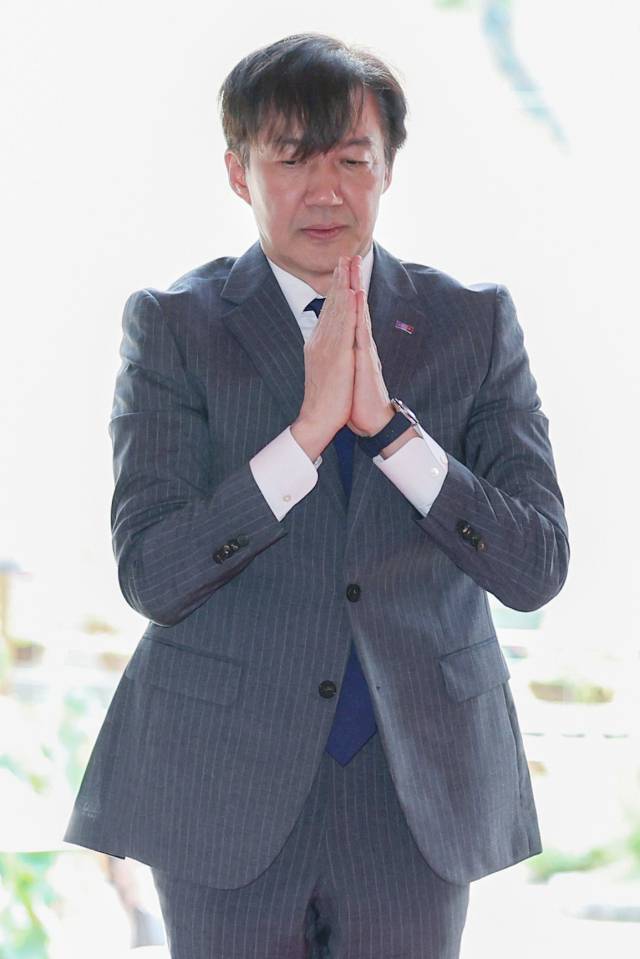 조국 조국혁신당 혁신정책연구원장이 4일 대한불교조계종 총무원장 진우스님을 예방하기 앞서 서울 종로구 조계사 대웅전에서 참배하고 있다. 공동취재