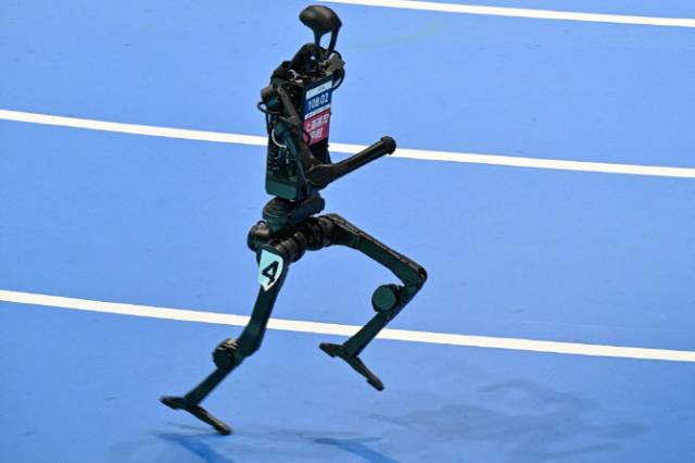 지난달 중국 베이징에서 열린 ‘2025 세계 휴머노이드 로봇 대회’에서 유니트리 ‘H1’이 트랙 위를 달리고 있다. AFP연합뉴스