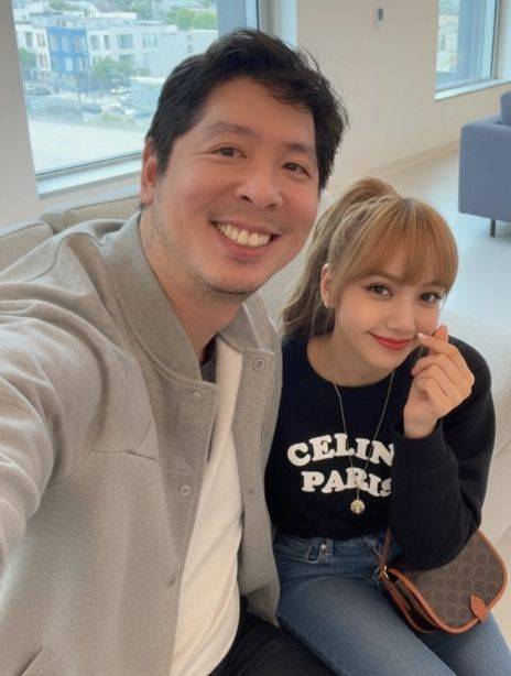 미국 트레이딩 앱 ‘애프터아워’의 창업자 케빈 쉬우(왼쪽)가 블랭핑크 멤버 리사와 함께 찍었다며 올린 사진. 이 사진은 AI로 생성한 합성 이미지다. SNS 캡처