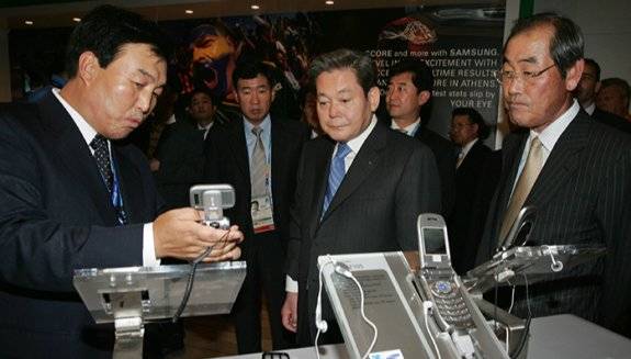 2004년 이건희 회장이 아테네 올림픽이 열리던 그리스 아테네의 삼성홍보관을 방문한 모습. 맨 왼쪽이 이기태 당시 사장, 오른쪽은 윤종용 당시 삼성전자 부회장. 아테네=올림픽사진공동취재단