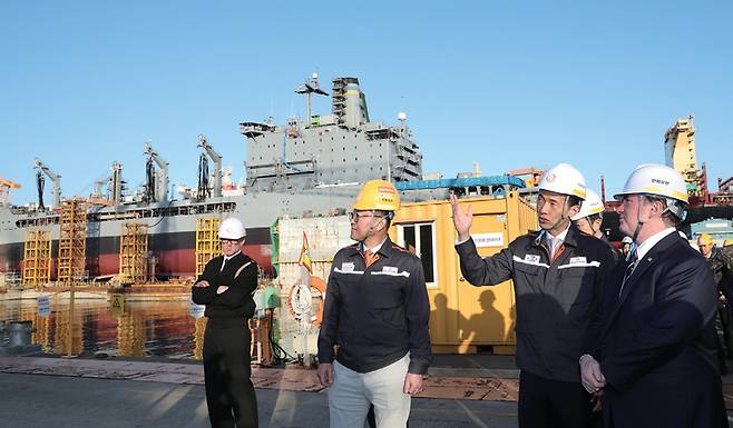 5월30일 한화오션 거제사업장을 방문한 존 펠란 미국 해군성 장관(오른쪽)이 김동관 한화그룹 부회장(오른쪽 두 번째)과 '유콘'함 정비 현장을 둘러보고 있다. ⓒ한화오션제공