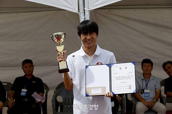 제55회 대통령기 전국통일구간마라톤대회 소속팀 대항전에서 최우수선수상을 수상한 한국전력팀 김건오가 7일 경기 파주시 임진각에서 열린 시상식에서 기념 촬영을 하고 있다. 문재원 기자