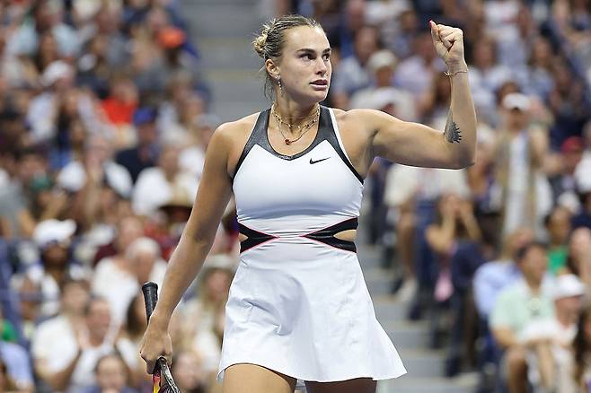 아리나 사발렌카가 6일(현지시간) 미국 뉴욕의 빌리진킹 내셔널 테니스 센터에서 끝난 시즌 마지막 메이저대회인 US오픈 여자 단식 결승에서 어맨다 아니시모바를  상대로 포인트를 따낸 뒤 파이팅 제스처를 취하고 있다. 게티이미지코리아