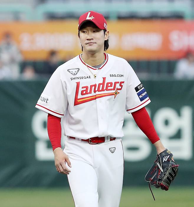 ▲ 박종훈은 때로는 언더핸드로, 때로는 스리쿼터로 공을 던지며 타자들을 상대할 옵션을 더 많이 만든다는 계획이다 ⓒSSG랜더스