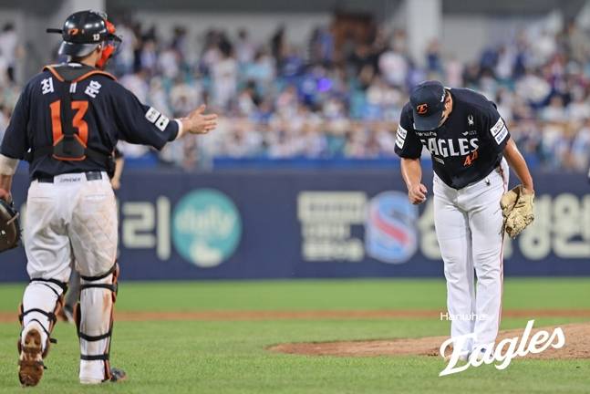 6일 김서현이 30세이브를 거둔 뒤 최재훈(왼쪽)에게 인사하고 있는 모습. /사진=한화 이글스
