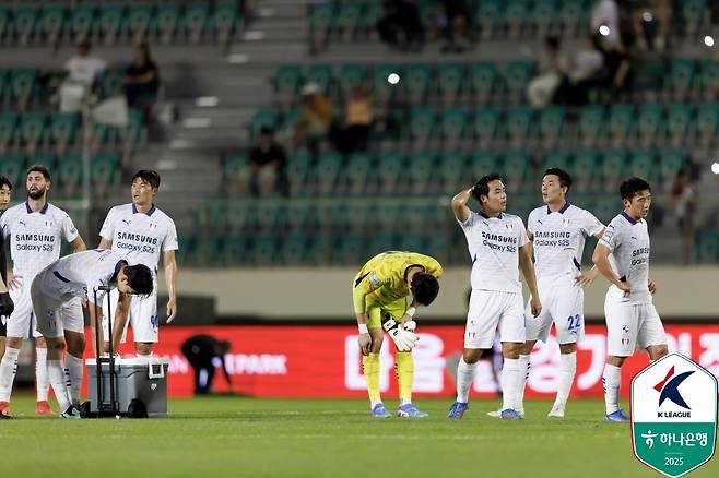 6일 부산 아이파크 원정 패배 후 아쉬워하고 있는 수원 삼성 선수들. /사진=한국프로축구연맹 제공