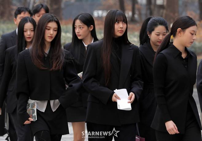 어도어가 뉴진스 멤버들을 상대로 제기한 '기획사 지위보전 및 광고계약 체결 등 금지 가처분' 첫 심문기일이 7일 오전 서울 서초구 중앙지방법원에서 열린 가운데 걸그룹 뉴진스가 출석하고 있다. 2025.03.07 /사진=김창현 chmt@