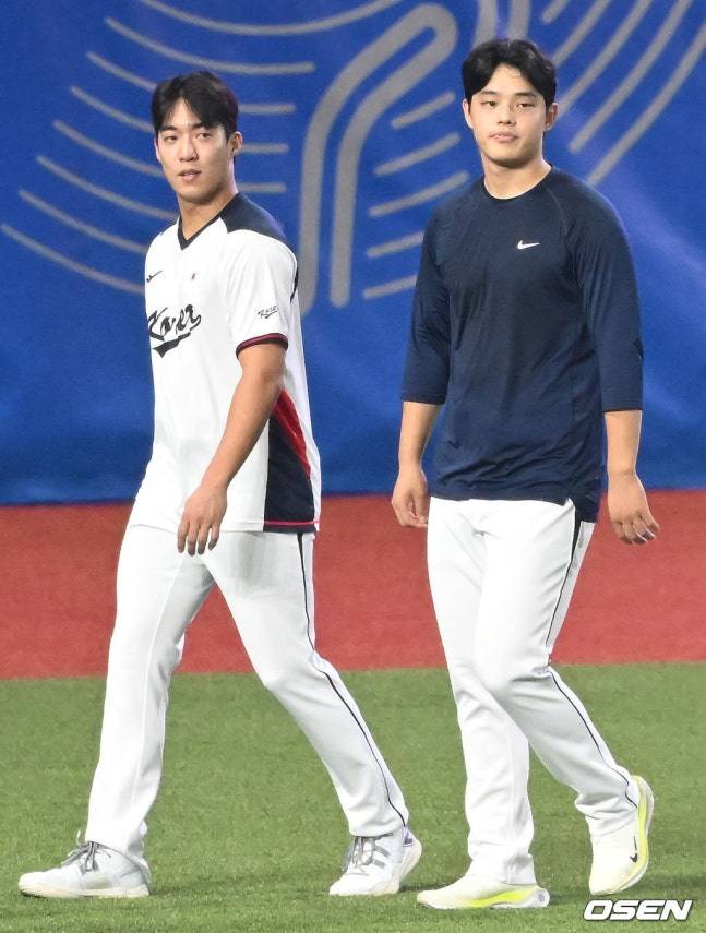 지난 2023년 9월 항저우아시안게임 도중 훈련을 하고 있는 원태인(왼쪽)과 문동주.