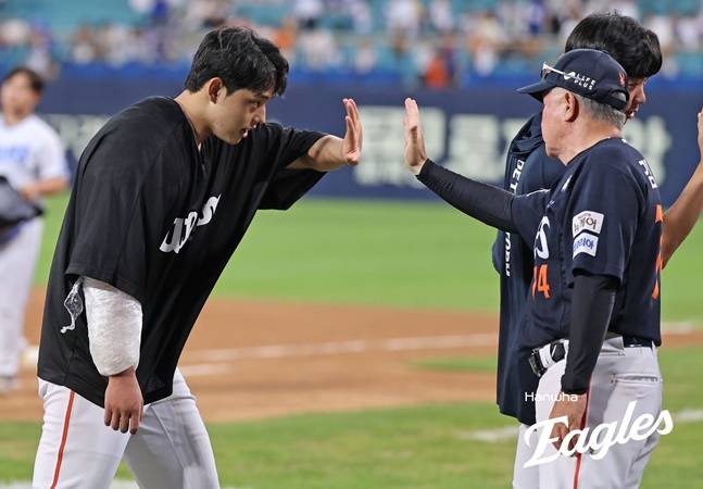 문동주(왼쪽)와 김경문 감독이 하이파이브를 하고 있다. /사진=한화 이글스
