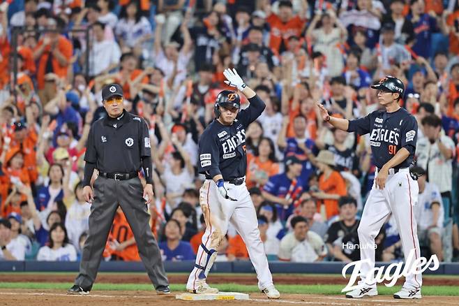 문현빈이 세리머니를 하고 있다. /사진=한화 이글스