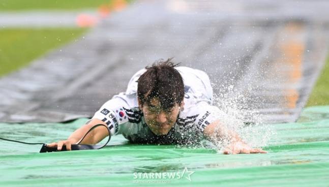 6일 서울 잠실야구장 열린 예정인 2025 신한 SOL Bank KBO리그 두산 베어스 대 LG 트윈스 경기가 갑자기 쏟아진 폭우에 우천 최소됐다. 두산 안재석이 밀리터리 유니폼을 입은 채 우취 세리머니를 하고 있다. 순연된 경기는 9월 10일 열린다. /사진=김진경 대기자