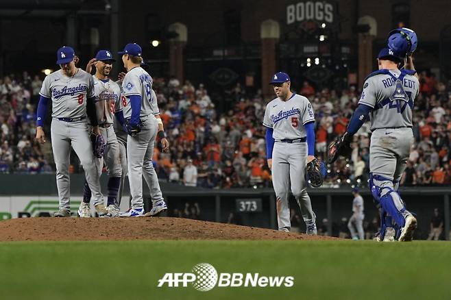야마모토 요시노부(왼쪽에서 세 번째)가 7일(한국 시각) 미국 메릴랜드주 볼티모어에 위치 오리올파크 앳 캠든 야즈에서 펼쳐진 2025 미국 프로야구 메이저리그(MLB) 볼티모어 오리올스와 정규시즌 원정경기에서 9회 2사 후 잭슨 홀리데이에게 솔로포를 허용한 뒤 동료들의 인사 속에 마운드를 내려오고 있다. /AFPBBNews=뉴스1