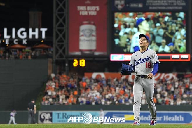 야마모토 요시노부가 7일(한국 시각) 미국 메릴랜드주 볼티모어에 위치 오리올파크 앳 캠든 야즈에서 펼쳐진 2025 미국 프로야구 메이저리그(MLB) 볼티모어 오리올스와 정규시즌 원정경기에서 9회 2사 후 잭슨 홀리데이에게 솔로포를 허용한 뒤 마운드를 내려오고 있다. /AFPBBNews=뉴스1