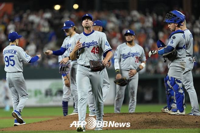블레이크 트레이넨이 7일(한국 시각) 미국 메릴랜드주 볼티모어에 위치 오리올파크 앳 캠든 야즈에서 펼쳐진 2025 미국 프로야구 메이저리그(MLB) 볼티모어 오리올스와 정규시즌 원정경기에서 9회 카우저에게 밀어내기 볼넷을 허용한 뒤 마운드를 내려오고 있다. /AFPBBNews=뉴스1