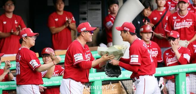 [한번에쓱]이숭용 감독 축하 '박해민 삼진잡으려 2000K 완성' 김광현