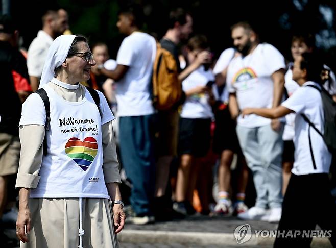 6일 바티칸 성베드로 대성전 성문을 지나는 순례자들 [AFP 연합뉴스 재판매 및 DB 금지]
