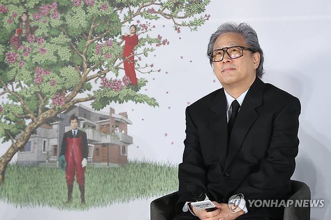 질문 듣는 박찬욱 감독 (서울=연합뉴스) 강민지 기자 = 박찬욱 감독이 19일 서울 용산구 CGV 용산아이파크몰에서 열린 영화 '어쩔수가없다' 제작보고회에서 질문을 듣고 있다. 2025.8.19 mjkang@yna.co.kr