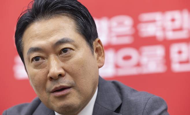 연합뉴스와 인터뷰하는 국민의힘 장동혁 대표     (서울=연합뉴스) 황광모 기자 = 국민의힘 장동혁 대표가 지난 5일 국회 내 대표실에서 연합뉴스와 가진 인터뷰에서 향후 정국 전망과 당 운영 방안에 대해 말하고 있다. 2025.9.7
    hkmpooh@yna.co.kr