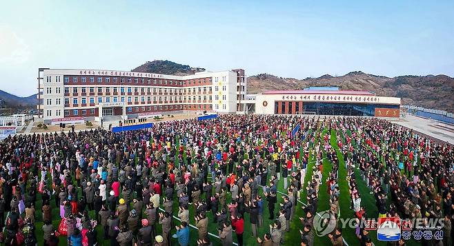 북한, 평양 송가고급중학교 준공 (평양 조선중앙통신=연합뉴스) 북한이 평양시 강동군에 교사와 체육관, 교원합숙 등 교육 현대화 시설을 갖춘 송가고급중학교가 지난 20일 준공했다고 조선중앙통신이 21일 보도했다. 2024.11.21 
    [국내에서만 사용가능. 재배포 금지. For Use Only in the Republic of Korea. No Redistribution] nkphoto@yna.co.kr