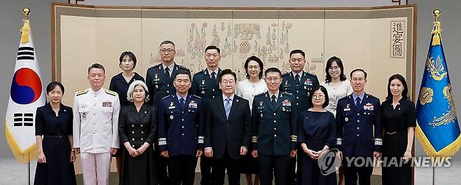 이재명 대통령, 대장 진급·보직 신고 및 삼정검 수치 수여식 참석 (서울=연합뉴스) 홍해인 기자 = 이재명 대통령이 2일 서울 용산 대통령실 청사에서 열린 대장 진급·보직 신고 및 삼정검 수치 수여식에서 진영승 합동참모의장 후보자(앞줄 왼쪽 네 번째) 등 대장 진급 장성 및 가족과 기념촬영을 하고 있다. 2025.9.2 hihong@yna.co.kr