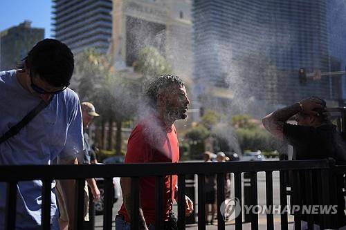 물안개에 더위를 식히는 라스베이거스 스트립의 행인 [AP 연합뉴스 자료사진. 재판매 및 DB 금지]