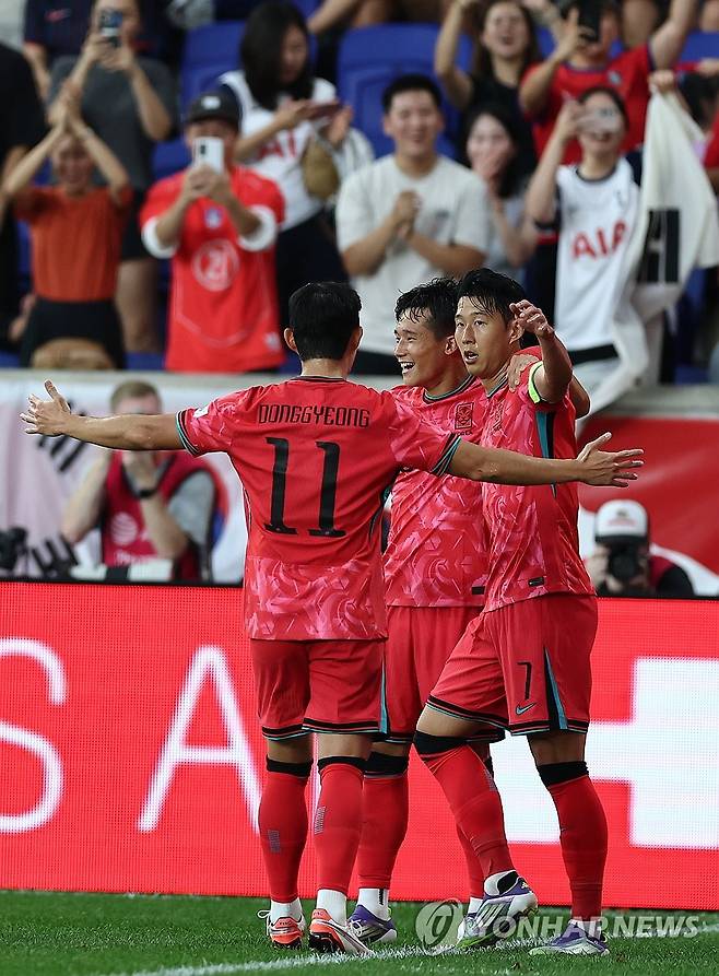 골 넣은 손흥민 (해리슨[미국 뉴저지주]=연합뉴스) 윤동진 기자 = 6일(현지시간) 미국 뉴저지주 해리슨 스포츠일러스트레이티드 스타디움에서 열린 한국 대 미국 친선경기에서 한국 손흥민이 골을 넣은 후 기뻐하고 있다. 2025.9.7 mon@yna.co.kr