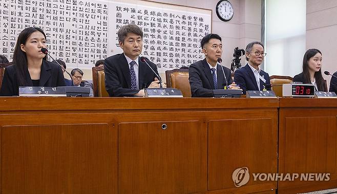청문회 출석한 관봉권 띠지 유실 사건 관련 검사와 검찰 수사관 (서울=연합뉴스) 황광모 기자 = 지난 5일 국회에서 열린 법제사법위원회 법안심사1소위원회에서 열린 검찰 개혁 입법청문회에서 서울 남부지검에서 건진 전성배씨 관련한 수사를 담당했던 검사들과 압수수색 증거품인 '관봉권'을 관리했던 검찰 수사관들이 출석하고 있다.
    (왼쪽부터) 김정민 서울 남부지검 수사관, 박건욱 대구지검 인권보호관(전 서울남부지검 부장검사), 이희동 부산고검 검사(전 서울남부지검 1차장 검사), 남경민 서울남부지검 수사관. 2025.9.5 hkmpooh@yna.co.kr