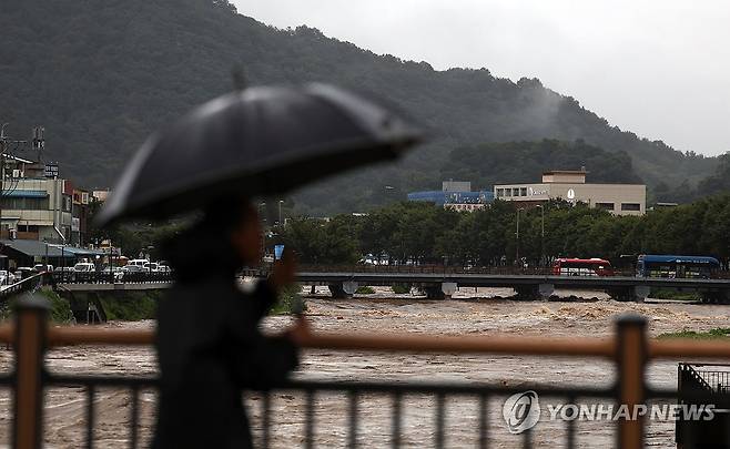 불어난 물 (전주=연합뉴스) 정경재 기자 = 7일 밤사이 내린 많은 비로 홍수주의보가 내려진 전북 전주시 전주천 서천교에서 시민들이 불어난 물을 걱정스럽게 바라보고 있다. 2025.9.7 
jaya@yna.co.kr
