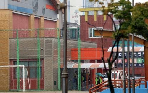 체육관 입구로 모여든 주민들     (전주=연합뉴스) 정경재 기자 = 7일 전북 전주시 진기마을 주민들이 집중호우에 따른 전주시의 대피명령으로 인근 중학교로 대피하고 있다. 2025.9.7
    jaya@yna.co.kr