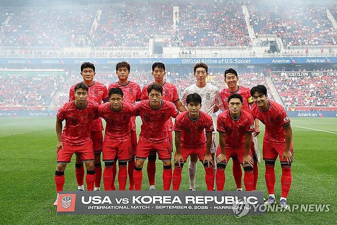 경기 시작 전 기념촬영하는 한국 축구 대표팀 (해리슨[미국 뉴저지주]=연합뉴스) 윤동진 기자 = 6일(현지시간) 미국 뉴저지주 해리슨 스포츠일러스트레이티드 스타디움에서 열린 한국 대 미국 친선경기에서 한국 대표팀이 경기 시작 전 기념촬영을 하고 있다. 2025.9.7 mon@yna.co.kr