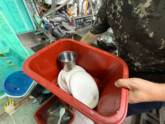 설거지하는 강릉 한 식당 모습 [촬영 박영서]