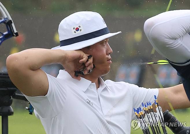 우중 경기 나선 최은규 (광주=연합뉴스) 김성민 기자 = 7일 광주 남구 광주국제양궁장에서 열린 2025 세계양궁선수권대회 컴파운드 남자 개인 96강에서 최은규가 화살을 쏘고 있다. 2025.9.7 ksm7976@yna.co.kr