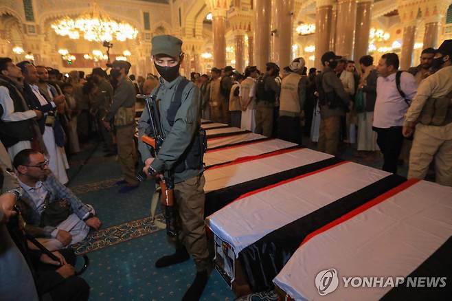 지난 1일(현지시간) 후티 반군이 주도하는 정부의 총리·장관 등의 관 주위에 반군 병사들과 예민인들이 서 있다. 후티 반군은 지난달 28일 이스라엘의 공습으로 사망한 이들의 장례식을 이날 거행했다. [AFP=연합뉴스 자료사진]