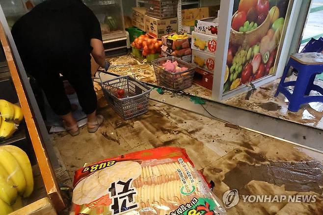 흙탕물 된 마트 (군산=연합뉴스) 나보배 기자 = 밤사이 시간당 150㎜ 이상의 강한 비가 내린 7일 오전, 물에 잠겼던 전북 군산시 나운동의 한 마트 바닥이 흙탕물로 지저분하다. 2025.9.7 warm@yna.co.kr