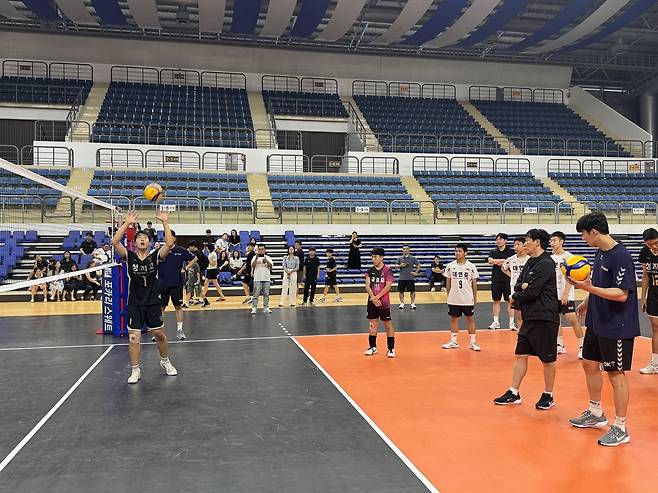 세터 토스 지도를 받는 선수와 신영철 OK저축은행 감독(오른쪽에서 2번째).  [OK저축은행 배구단 제공. 재판매 및 DB 금지]