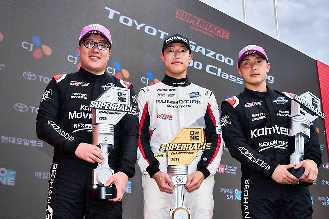 시상대에 오른 김중군, 노동기, 정의철(왼쪽부터) [슈퍼레이스 제공, 재판매 및 DB 금지]