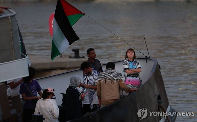 9월 1일 가자 구호품 지원 선박에 오른 툰베리(오른쪽) [AFP 연합뉴스 자료사진]
