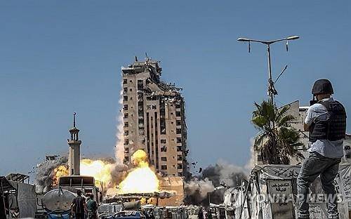 5일(현지시간) 가자시티 알무슈타하타워가 공습당하는 순간 [EPA 연합뉴스. 재판매 및 DB 금지]