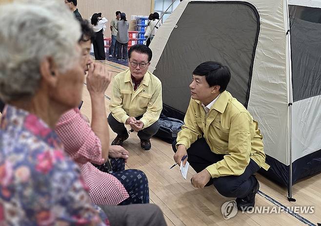 호우 피해 주민 만난 민주당 이성윤 의원 (전주=연합뉴스) 전북지역에 비 피해가 집중된 7일 더불어민주당 이성윤(전주 을) 의원(오른쪽)이 전주시 덕진구 용소중학교에서 주민 대피령에 따라 대피한 주민들의 고충을 듣고 있다. 2025.9.7 [이성윤 의원실 제공.  재판매 및 DB 금지] doo@yna.co.kr