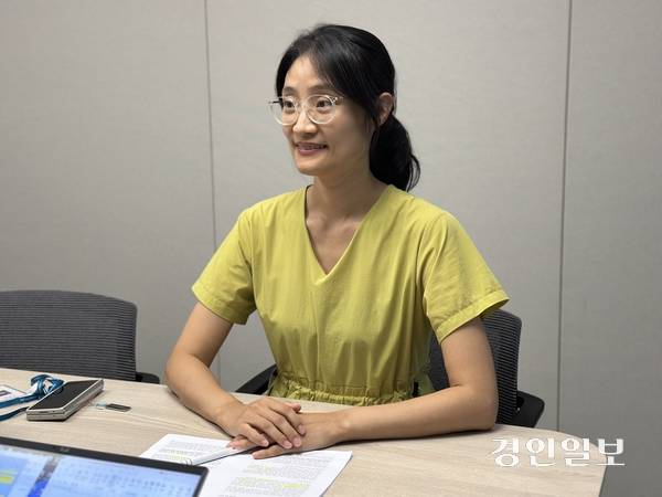 권영실 재단법인 동천 변호사가 더불어민주당 이용우 의원이 대표발의한 미등록 이주아동의 체류권 보장을 위한 출입국관리법 개정안에 관해 설명하고 있다. 2025.9.5 /목은수기자 wood@kyeongin.com