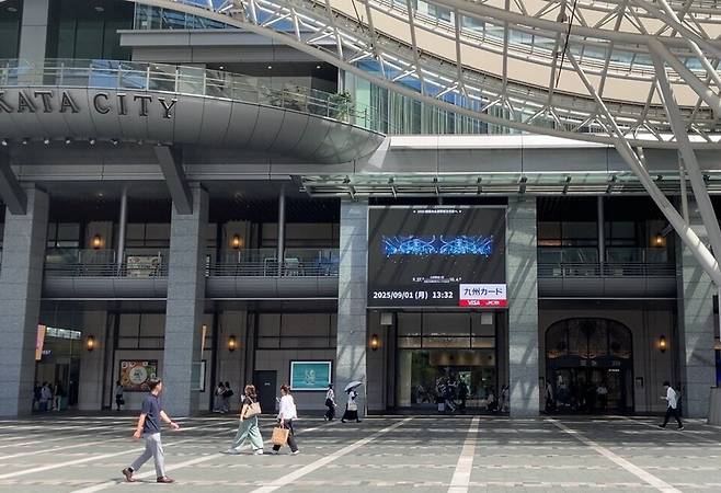 ▲ JR하카타역 광장 옥외광고판에서 광교 영상이 재생되고 있다. /사진제공=수원시