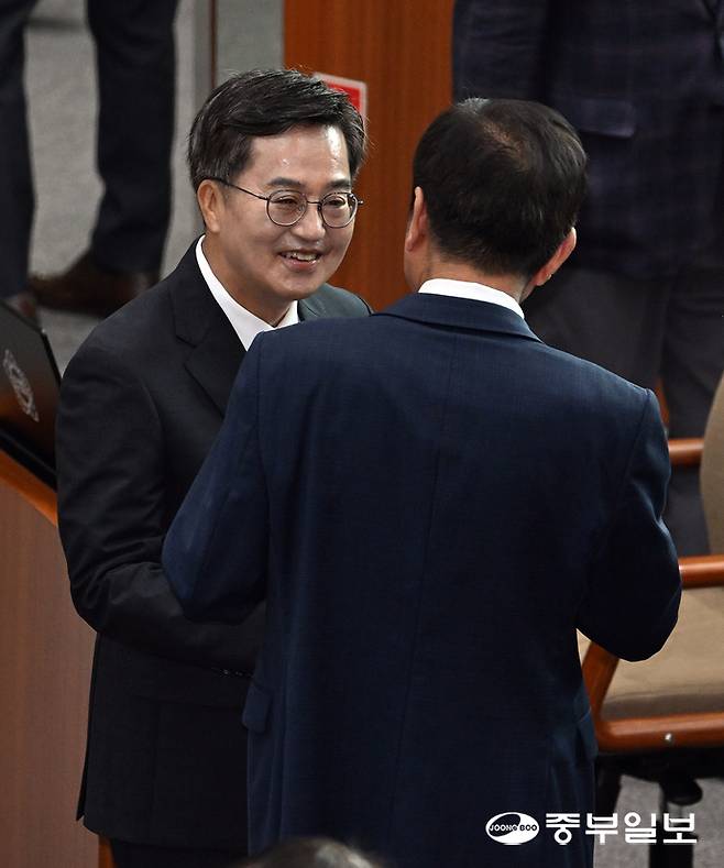 김동연 경기도지사가 8일 오전 수원시 영통구 경기도의회에서 열린 제386회 임시회 제2차 본회의에서 임태희 경기도교육감과 인사하고 있다. 임채운기자