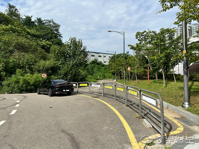 8일 오전 인천논현역 2번 출구 인근에 위치한 레미콘공장 진출입구 옆 도로가 10년째 방치돼 있다. 사진=장수빈 기자