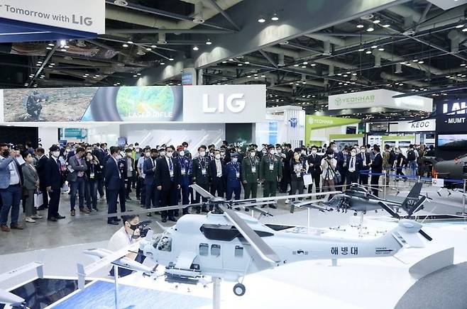 지난 2022년 9월 21일 경기도 고양시 킨텍스 제2전시장에서 열린 대한민국 방위산업전시회(DX KOREA 2022)에서 해외 VIP 및 군 관계자들이 한국산 무기를 살펴보고 있다. 사진=연합뉴스