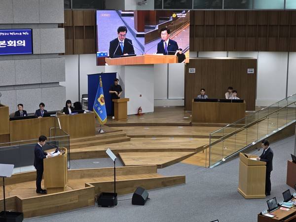 8일 경기도의회 김근용 의원(왼쪽 단상)이 김동연 경기도지사에게 도정질의를 하고 있다.[사진=이영종 기자]