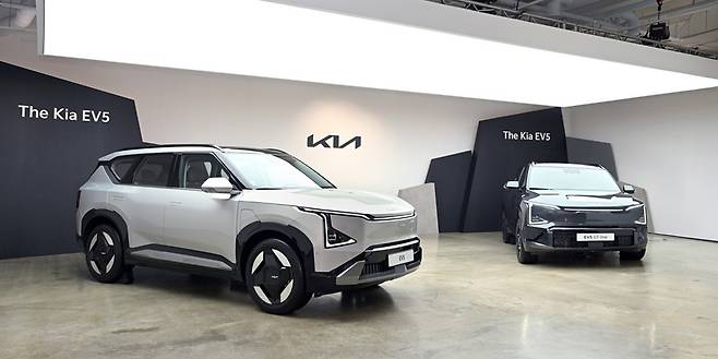 기아가 전동화 패밀리 SUV의 새로운 기준을 제시하는 ‘더 기아 EV5(The Kia EV5)‘를 출시해 지난 4일부터 계약을 시작했다. 사진은 EV5 미디어 데이 행사장에 전시된 EV5 기본 모델(왼쪽)과 GT-라인. <현대자동차그룹 제공>