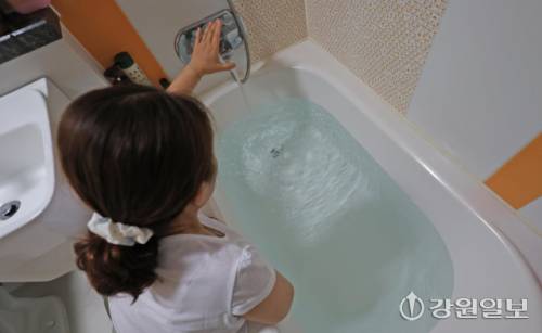 강릉시가 대규모 수용가 대상으로 제한 급수를 실시한 첫 주말인 7일 강릉시내의 한 아파트에서 주민이 단수로 인해 변기 등에 사용할 물을 욕조에 받고 있다. 강릉시는 생활용수의 87%를 공급하는 주요 상수원인 오봉저수지의 저수율 감소를 막고자 저수조 100t 이상을 보유한 공동주택(아파트) 113곳(4만5천여 세대)과 대형 숙박시설 10곳 등 124곳의 급수제한이 전격 시행했다. 강릉=권태명기자