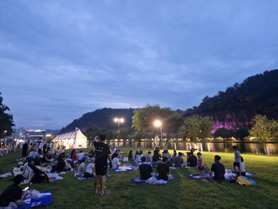 지난 7일 진주 남강에서 열린 사운드 리버 페스타 버스킹 공연 진행 모습. 사진=중진공